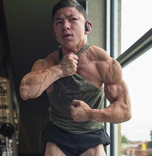 回事|他健身4年，17岁就练出了强壮肌肉，身高只有160cm，怎么回事？