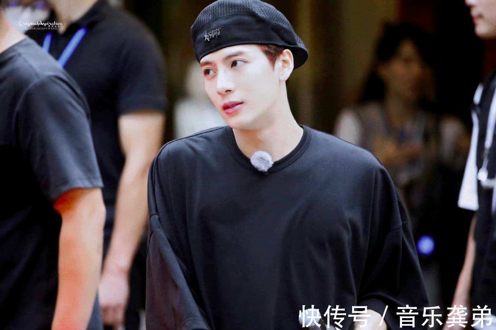 综艺|王嘉尔录制综艺发现路人拍摄,镜头切换到自己后,反应神似表情包