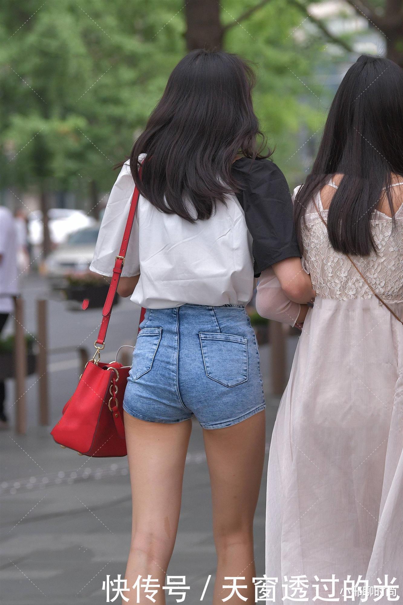 自带“港风”气场的女孩子,黑白雪纺上衣搭配牛仔短裤,彰显魅力非凡