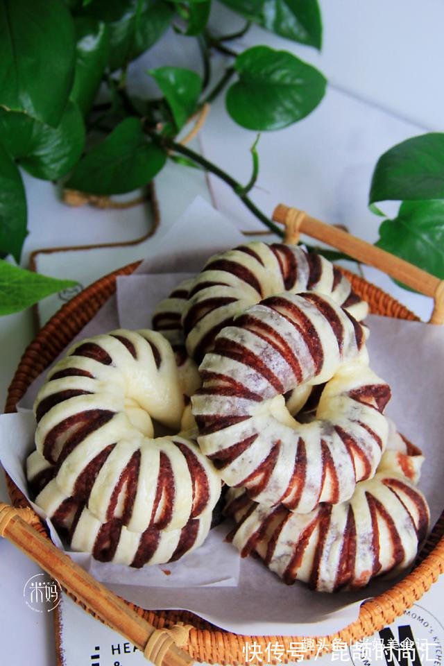 馒头|我家面粉从不蒸馒头,试试这做法,1次做8个,出锅瞬间扫光,赞