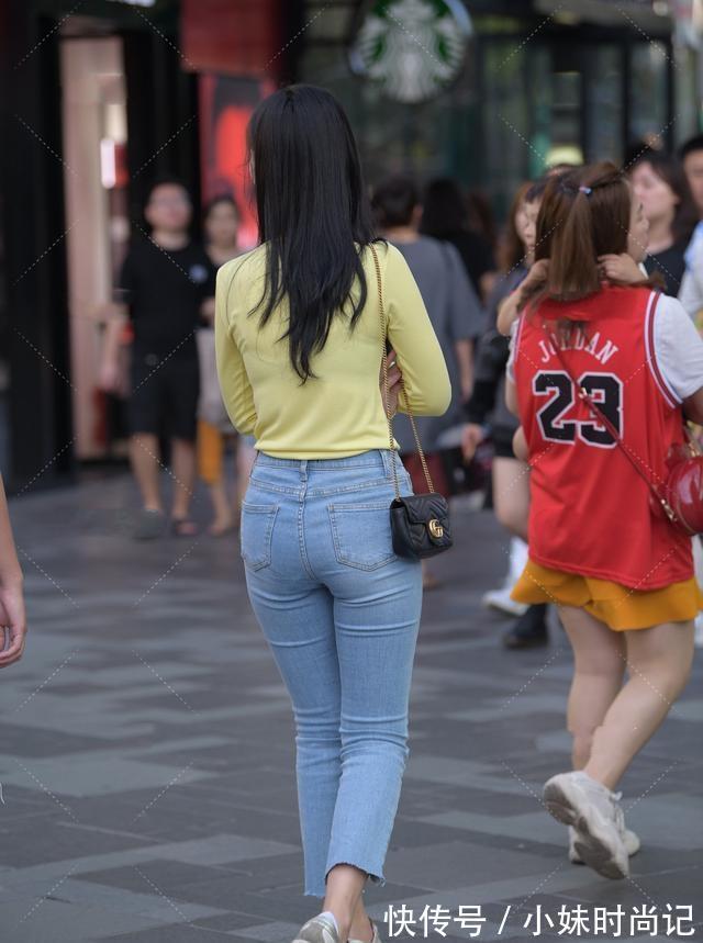 蕾丝|黄色活泼上衣搭配浅蓝色牛仔裤,自然舒适,甜美动人