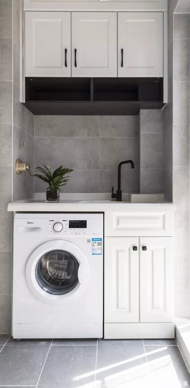 电视柜|87平现代风两居室,黑白灰加入粉色调的装饰这个沙发墙太浪漫了