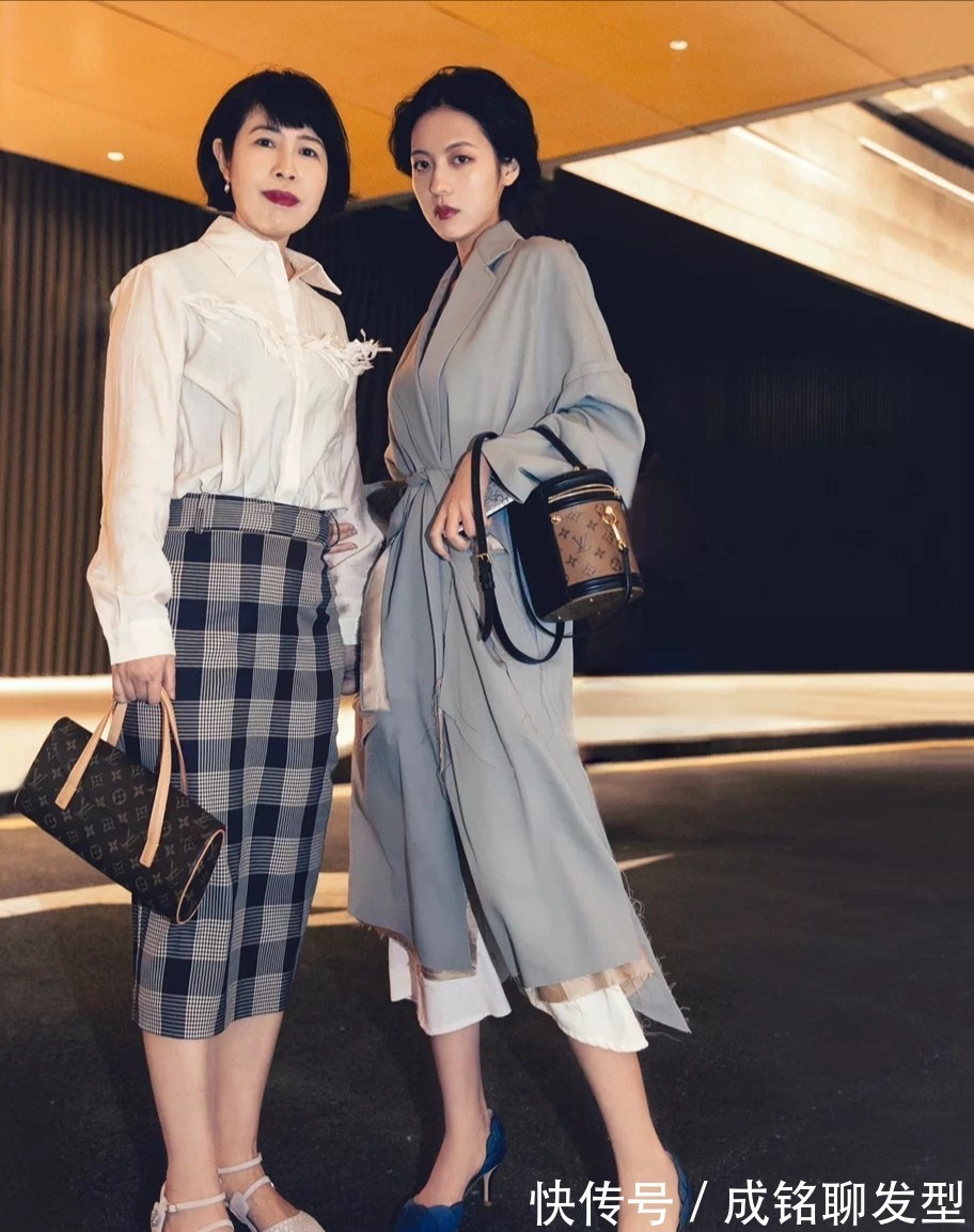 丝巾|陪妈妈一起变美,几组“神仙”母女的减龄穿搭,舒适优雅又显年轻