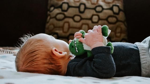孩子|宝宝在这2个“黄金时间”睡觉，大脑不仅发育好，而且更容易长高