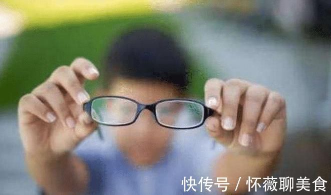 态度|“妈妈给我玩手机!”,两个家庭对手机不同态度,决定孩子的未来