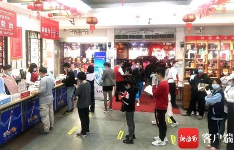 开学了！海南各大书店教辅书销售火爆 中外名著同样“抢手”