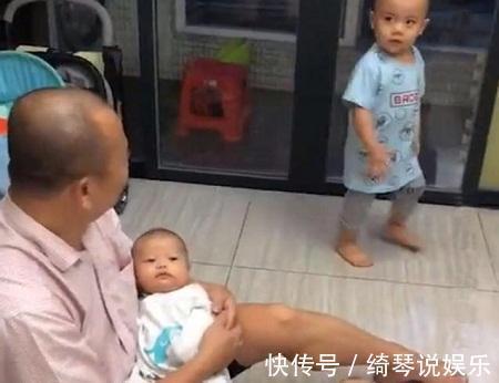 二胎政策|3岁宝宝看到爸爸抱着7个月的妹妹,一气之下破口大“骂”
