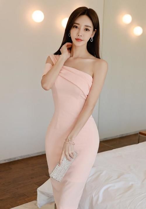 超可爱的粉色连衣裙小姐姐，配上一双粉色高跟鞋更是性感迷人