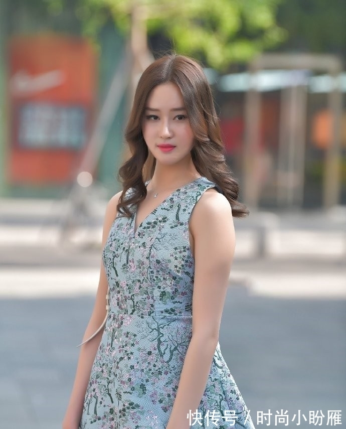 一字凉高 碎花长裙搭配一字凉高，形象上不拖泥带水，犹如“天仙下凡”