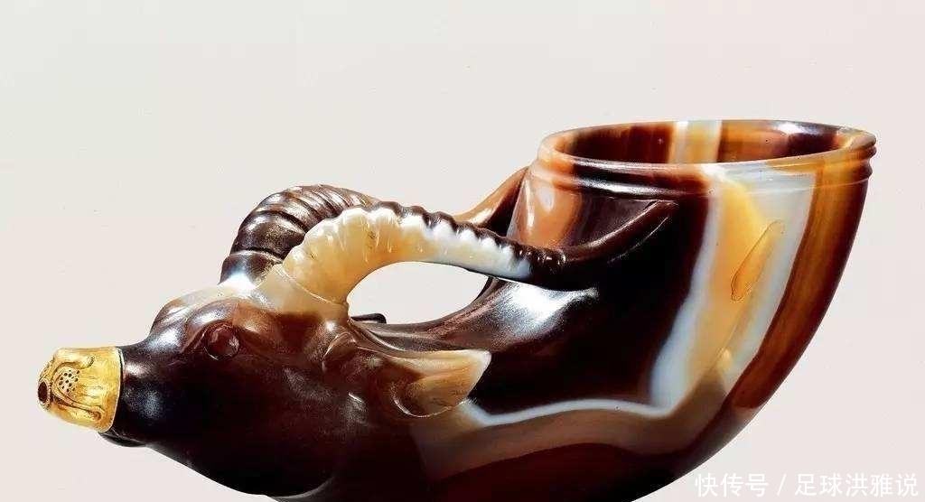 工人施工挖出一处大宝藏,专家赶来后劝其上交:内有国宝级文物