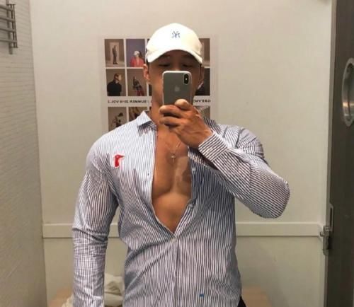 健身|大鼻子肌肉男因合照走红，大长腿腱子肉身材，一餐吃9个鸡蛋