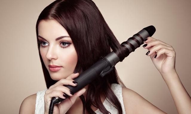 烫头发和每天自己用卷发哪个更伤发？技术好方法得当，都不太伤发