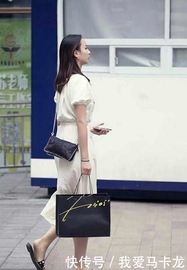 这身|街拍:图六小姐姐大长腿太迷人了,再配上这身打扮,一个字:美!