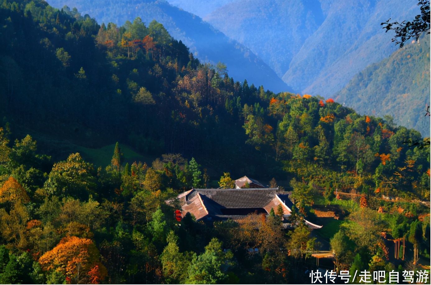 红军长征翻越的第一座雪山，山上云海绝美，有着不输江南的美景