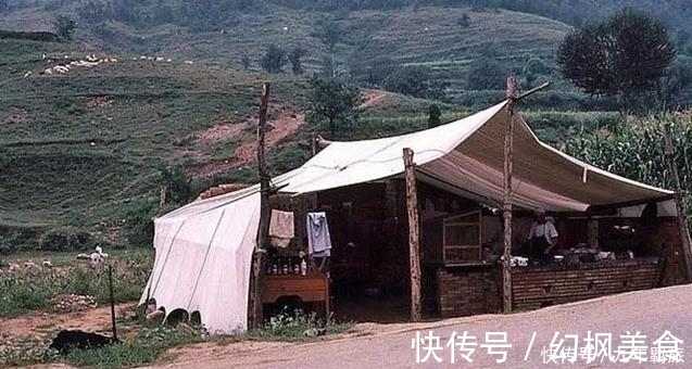 嵩山|80年代罕见的少林寺老照片，商业气息渐浓，图4是专心烧香的和尚