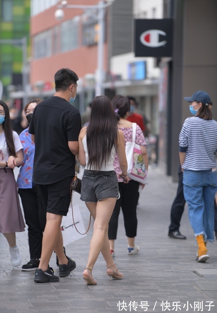 小姐姐|小姐姐挂脖无袖上衣,米白色流苏小清新的风格,展现时尚感