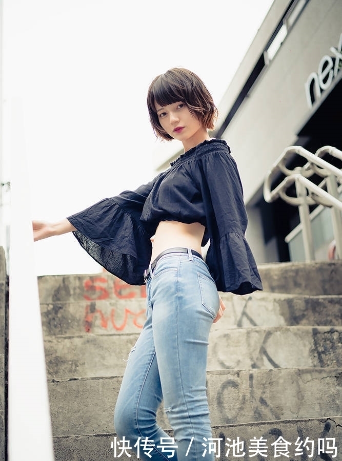 时尚穿搭：牛仔裤搭配露脐上衣，秀出娇艳动人的气质。