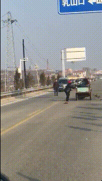 |搞笑GIF:对不起了兄弟 我真不是故意的