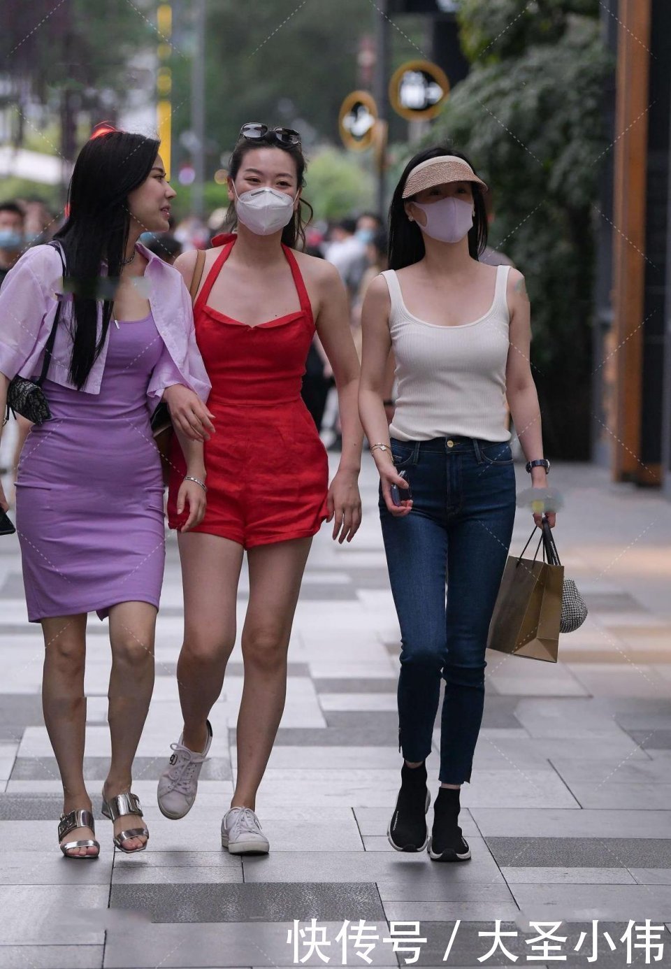 大哥|美女街拍：步行街偶遇的小姐姐，一直盯着偷看手机，不知道联系哪位大哥！