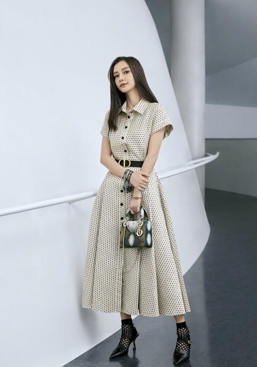 杨颖“跑男路透”被疯传，大胆尝试“柱子裤”，这五五分身材是认真的？