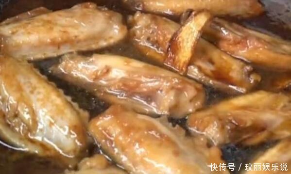  清洗干净|鸡翅别再和可乐一起煮了，试试加入此食材，酸甜可口，美味再升级