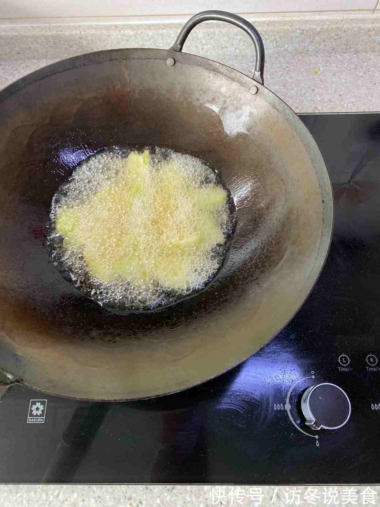 现在才知道，炒茄子不能先放油！大厨教你1招，茄子不吸油不发黑