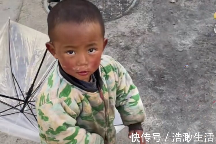 妈妈|2岁没妈男孩，大冬天光着脚，奶奶：太想妈妈时就让姑姑抱抱他