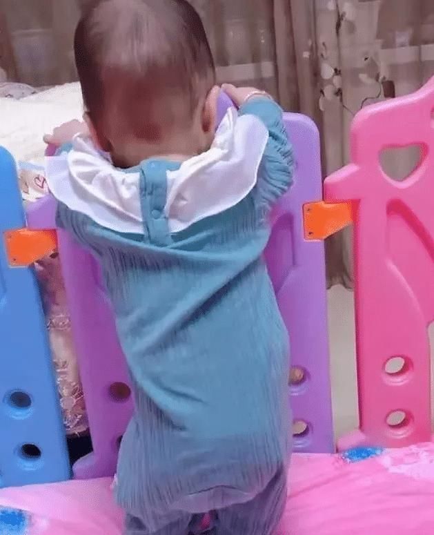 “屁股下边全是脚”,宝妈晒照吐槽宝宝小短腿火了,网友笑翻了