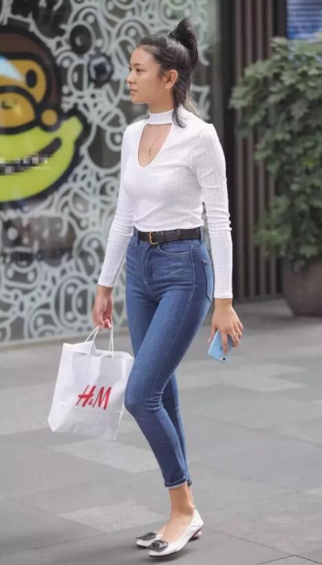 牛仔裤也能穿出筷子腿，显瘦又洋气，简单风格也很美