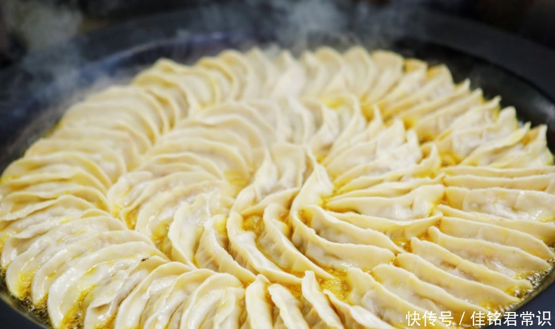 最费油|南京最费油网红小吃,一锅牛肉锅贴要用一锅油,咬一口汁水四溢!
