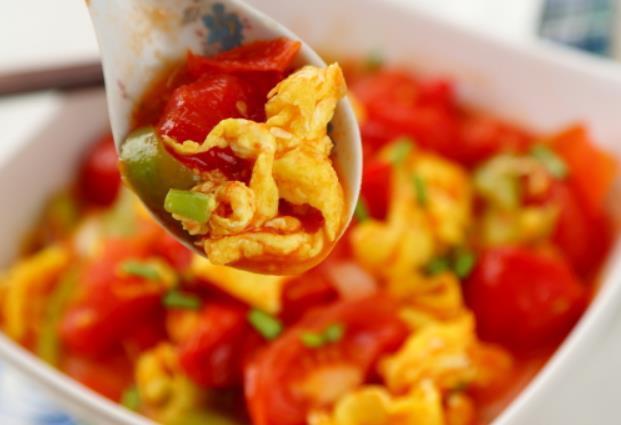 盖浇饭|西红柿炒鸡蛋，什么时候放盐很关键！用对方法，汤汁浓郁下饭香