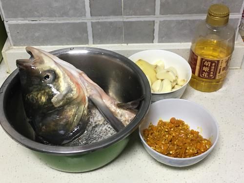  好吃|剁椒鱼头，别再直接上锅蒸啦，学会这个方法，鱼肉鲜嫩，好吃不腥