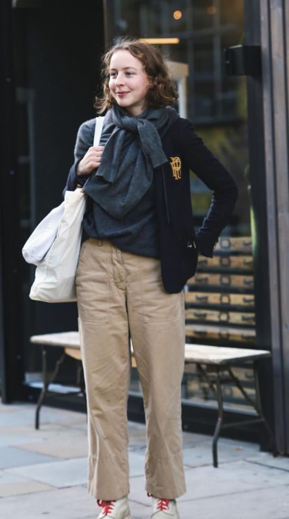 巴黎街头少女的冬季穿搭保暖又时髦!简约的款式搭配,精致又好看