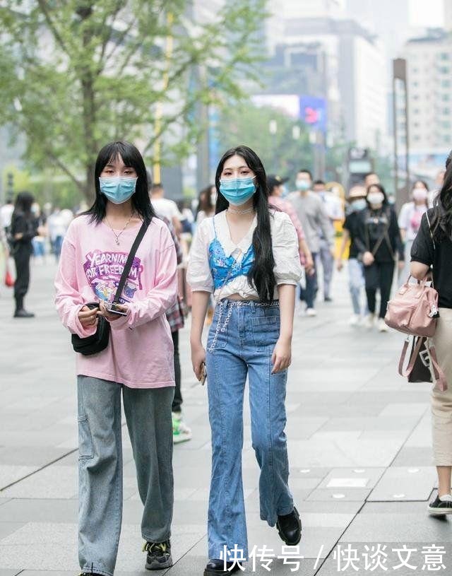 街拍美女：条纹设计的抹胸上衣，凸显身材曲线的效果非常好