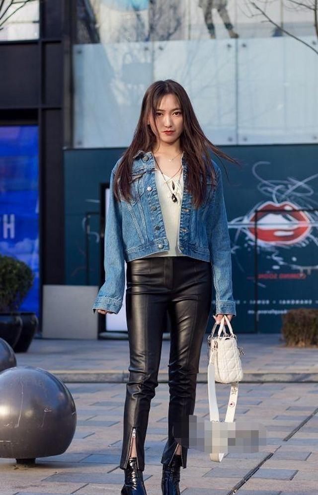 路人街拍,小姐姐气质温婉又恬静,穿一件纽扣露脐小背心,真迷人