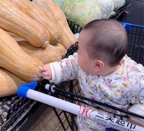 终于|宝宝一到超市就乱摸，宝妈想出了“奇招”：终于知道人间险恶了