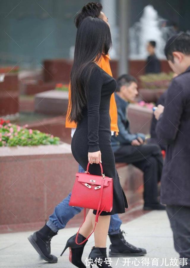连衣裙 小姐姐“黑色连衣裙配高跟鞋”,穿搭简答时尚,还显露好身材