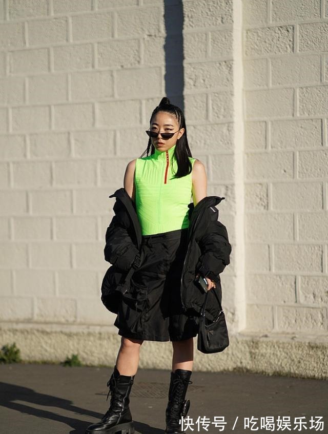 时髦 入冬了,该为自己选择一款棉服了,黑色的棉服百搭又时髦、还保暖!