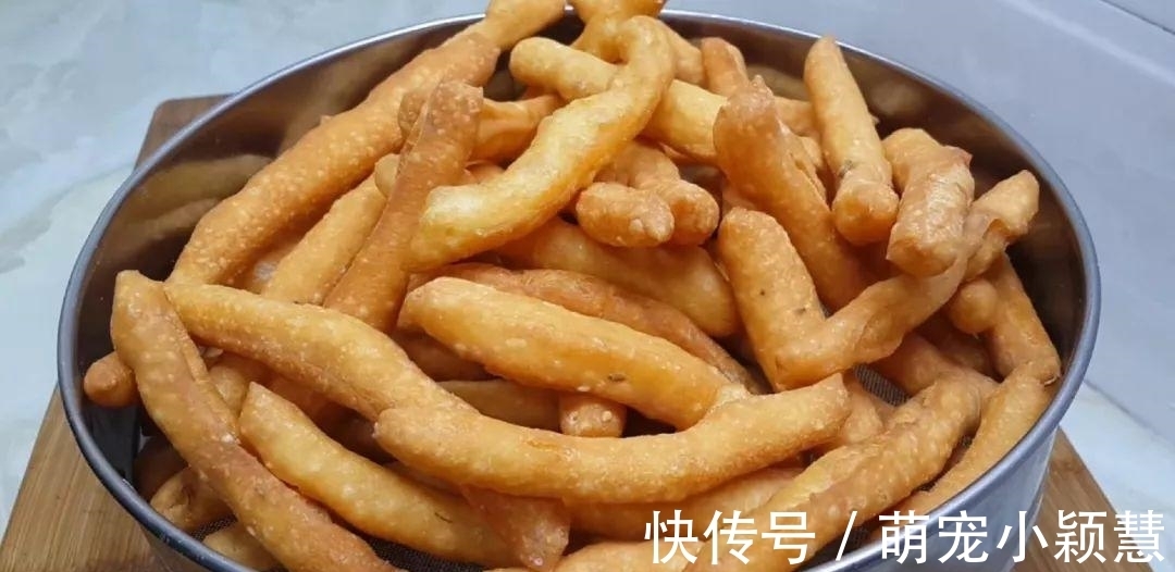 茴香|1斤面粉,2个鸡蛋,筷子搅一下,教你做创意小油条,比麻花好吃十几倍