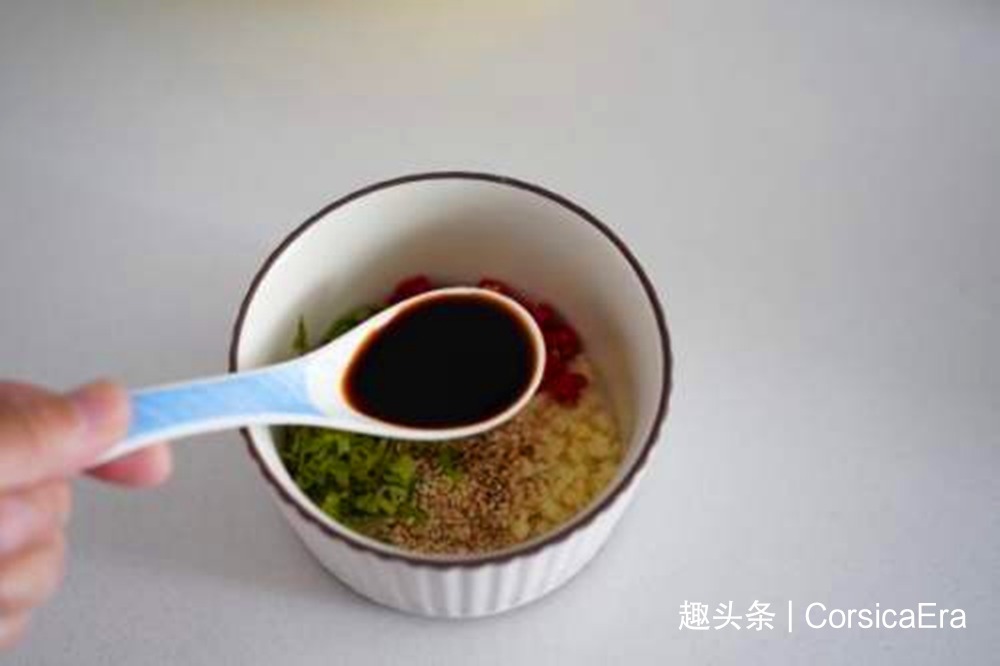 难怪你做的秋葵太难吃了，第一步就错了，教你一招，脆嫩又入味