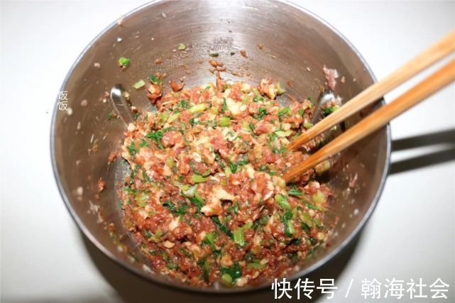 食用碱|馄饨的家常做法,从擀皮到调馅全教你,汤鲜肉香,太好吃了