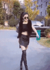 |搞笑GIF:大姐你听解释,我真的不是故意撞上去的