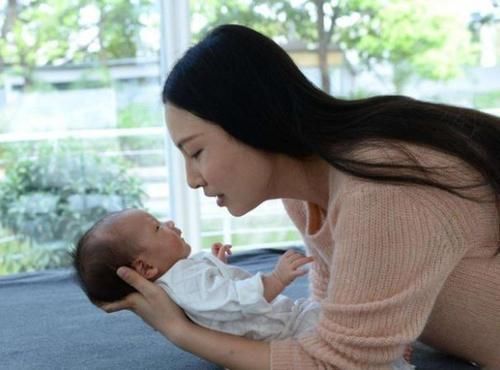 圆圆|为什么新生儿抱着睡得香,放下就醒呢?这三大原因,宝妈要知晓!