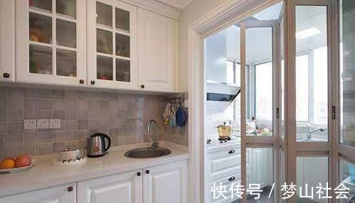 头次|厨房不要装推拉门了,头次见到装这种门,太聪明了
