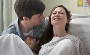 产房|宝妈凌晨生二胎,5岁女儿独自在产房外守候,护士询问后潸然泪下