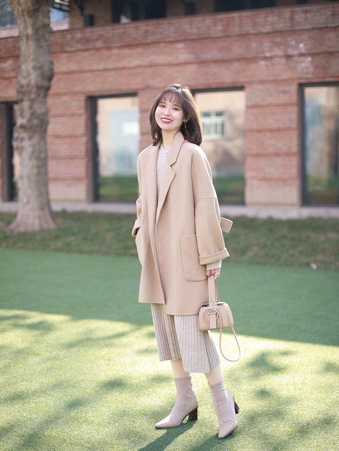 大衣 冬日氛围感穿搭指南,姜黄色大衣配白色阔腿裤,慵懒又随性!