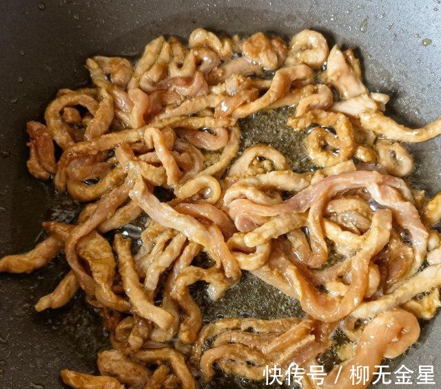 芹菜|芹菜肉丝蒸卤面,肉丝香嫩,芹菜色泽漂亮!