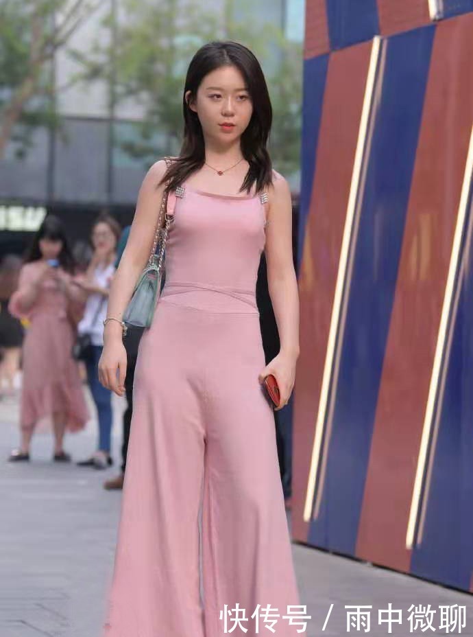 高跟鞋 矮个子的连体裤穿搭示范,背部的设计十分吸睛,看起来俏皮又灵动