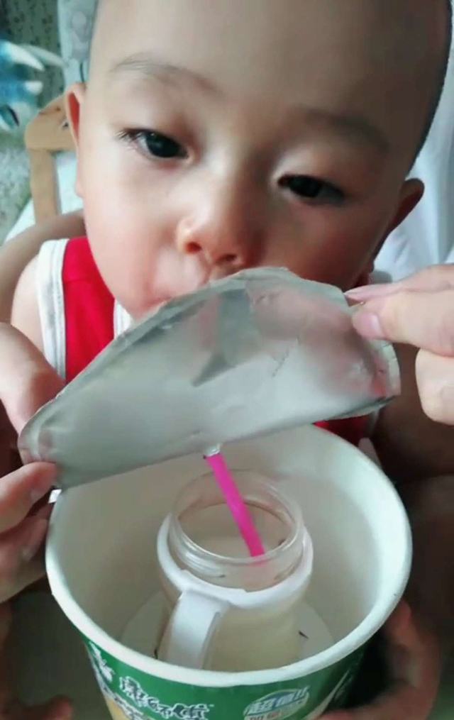 宝宝|“最调皮爸爸”火了,儿子厌食不吃奶,用偷梁换柱的办法套路儿子