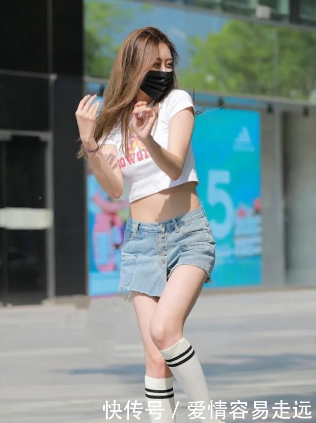 足球|小姐姐白色高腰T恤,搭配白色足球袜,展现青春迷人风采